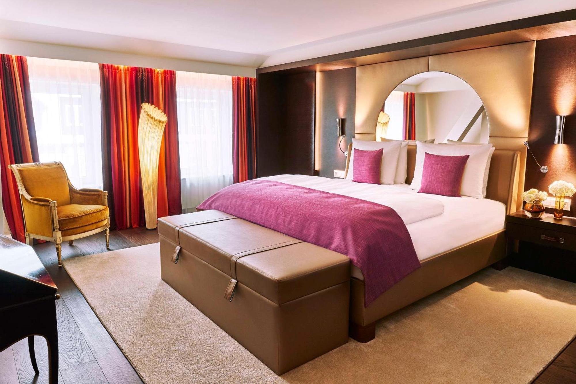 Vier Jahreszeiten Kempinski Muenchen Kültér fotó A bedroom at the Mandarin Oriental, Munich