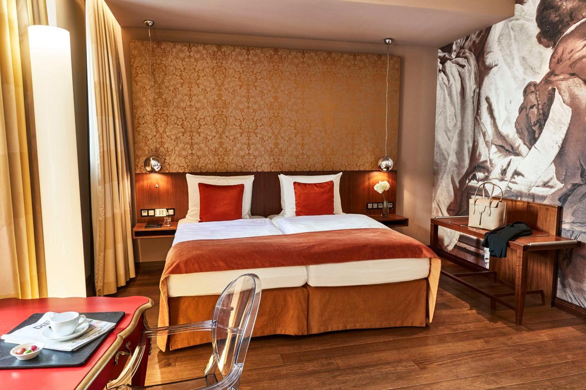 Vier Jahreszeiten Kempinski Muenchen Kültér fotó A room at the Hotel Axelmannstein