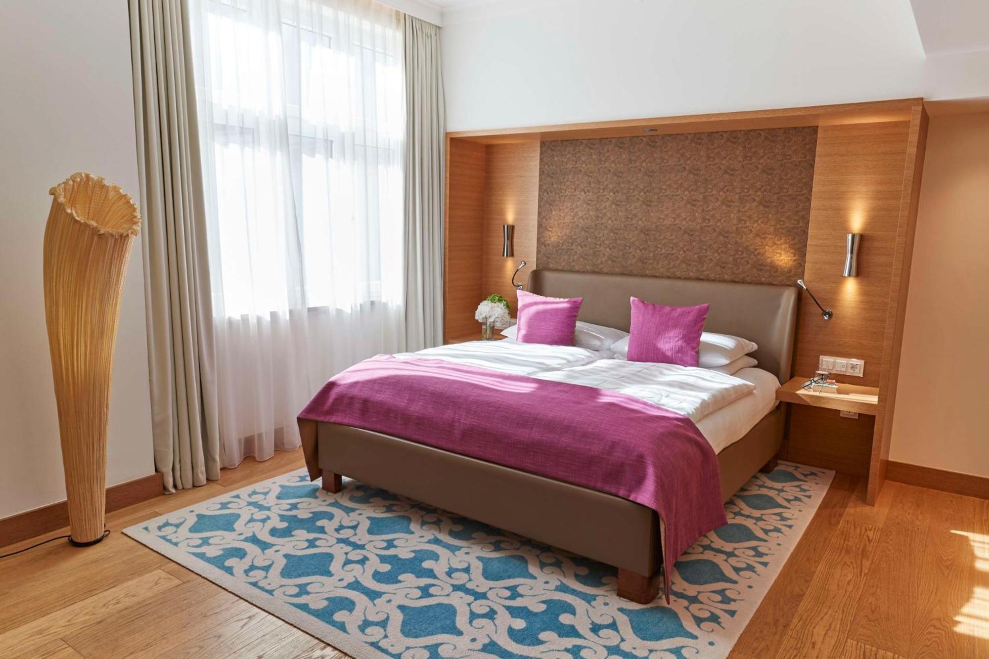 Vier Jahreszeiten Kempinski Muenchen Kültér fotó A bedroom at the Hotel Axelmannstein