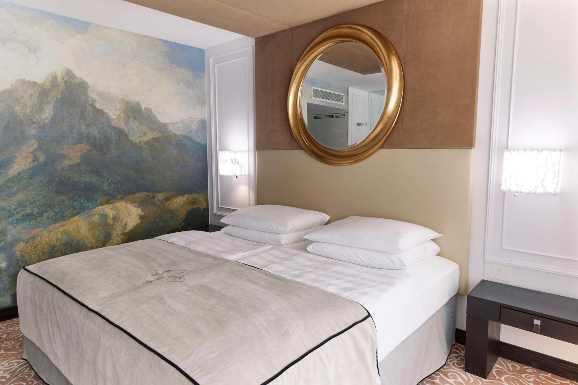 Vier Jahreszeiten Kempinski Muenchen Kültér fotó A bedroom at the hotel